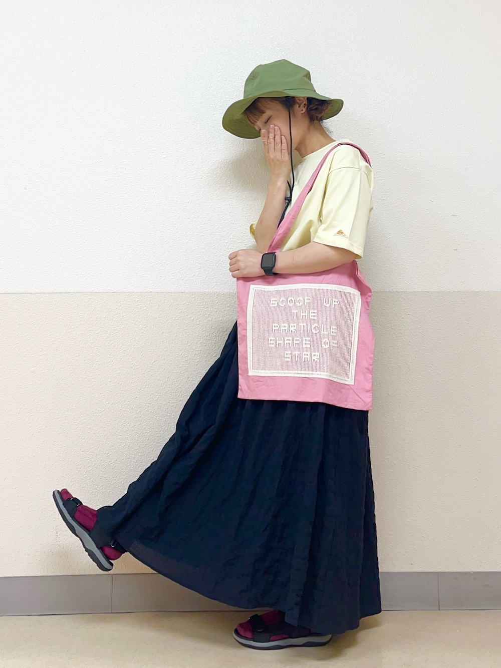 イエロー系のTシャツ/カットソーを着用したレディースの秋コーディネートの1枚目の写真