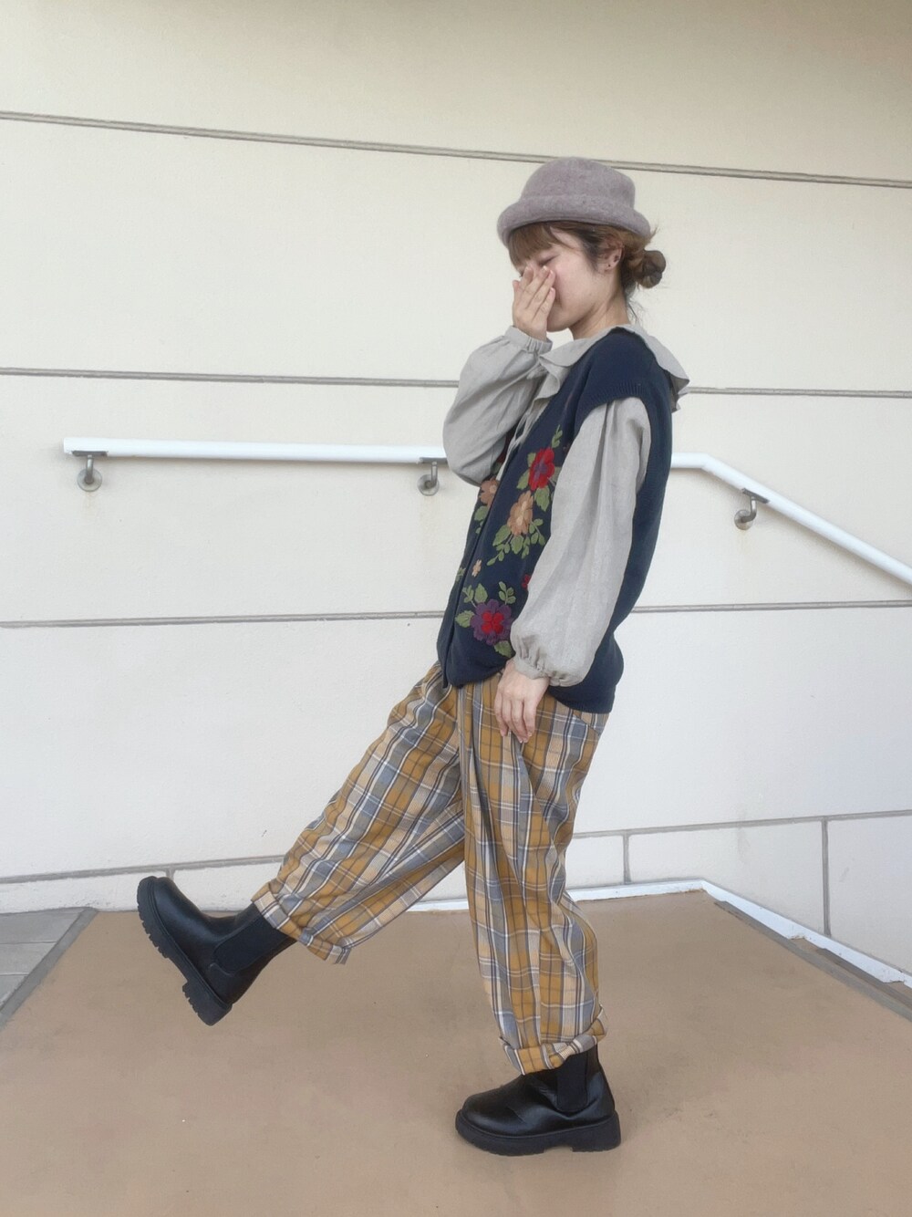 「チェック、秋っぽコーデ更新中、秋服、カジュアルコーデ、パンツコーデ、24AW秋の新作、カラーコーデ、低身長女子、帽子、ベストコーデ、サマンサ モスモス(Samansa Mos2)、イオンモール浜松志都呂」｜「Samansa Mos2の【消臭効果】フェルトロールワッチ（ハット、ブラウン系）」を使った、も  な  こさん（レディース・152cm）の秋コーディネートの1枚目の写真