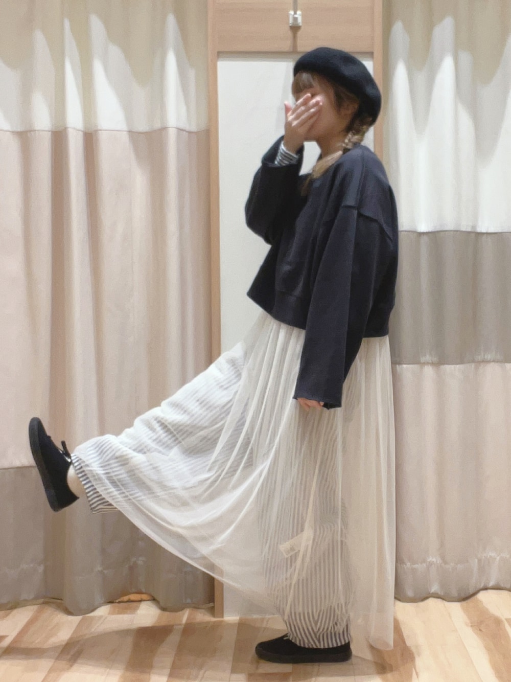 「ゆるコーデ、パンツコーデ、低身長女子、低身長コーデ、チュールスカート、チュールワンピ、デニムパンツスタイル、帽子かぶろう会、ベレー帽推奨委員会、イオンモール浜松志都呂、サマンサ モスモス(Samansa Mos2)、スタッフ、春、キャミワンピース」｜「Samansa Mos2の◎ショート丈スウェット（Tシャツ/カットソー、ブラック系）」を使った、も  な  こさん（レディース・152cm）の冬コーディネートの1枚目の写真