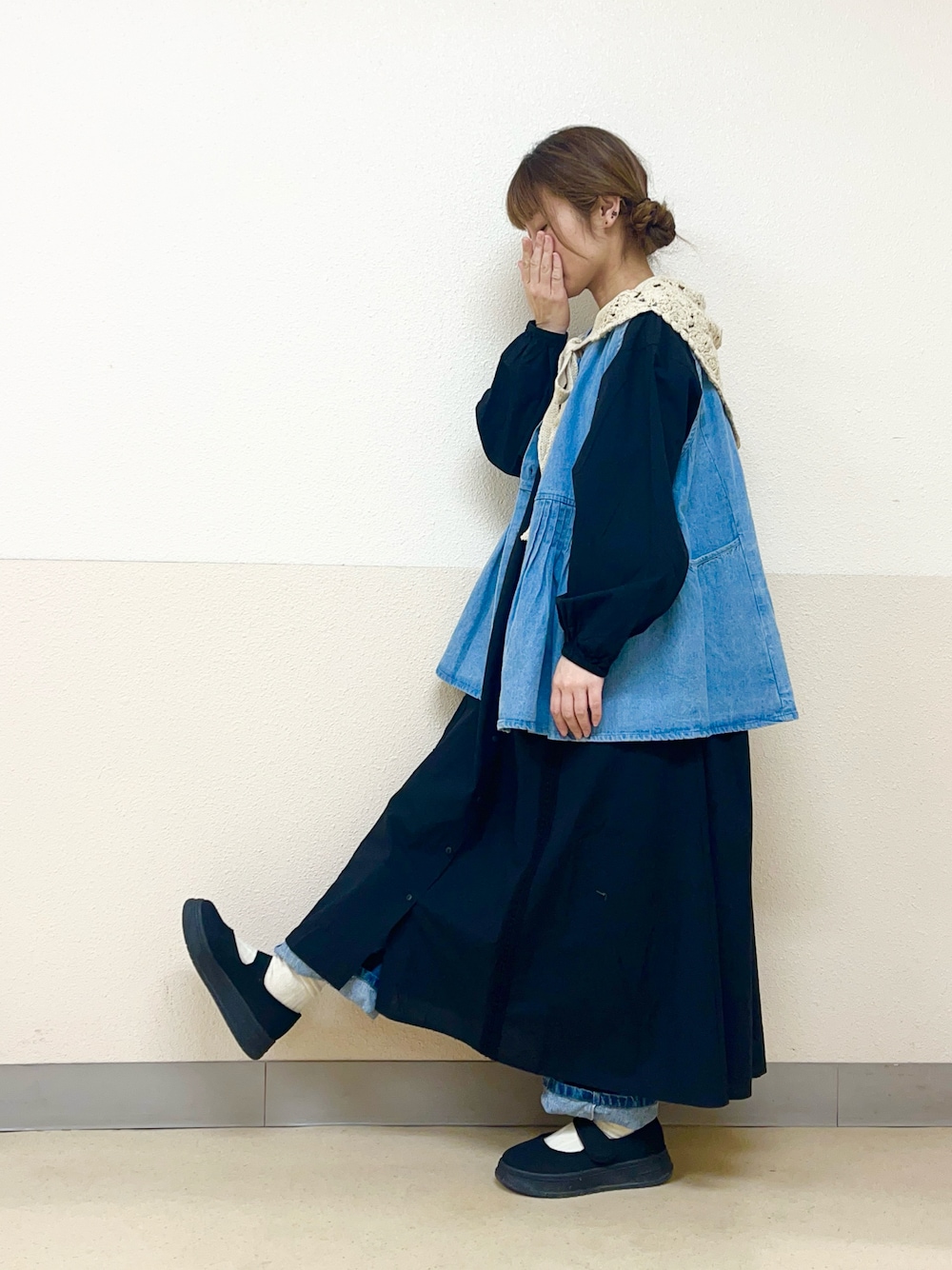 「デニム、シャツワンピース×デニム、シャツワンピース、ワンストラップシューズ、デニムパンツ、ベスト、イオンモール浜松志都呂、サマンサ モスモス(Samansa Mos2)、低身長コーデ、低身長女子」｜「Samansa Mos2のアイテム（ファッション雑貨、ホワイト系）」を使った、も  な  こさん（レディース・152cm）の春コーディネートの1枚目の写真