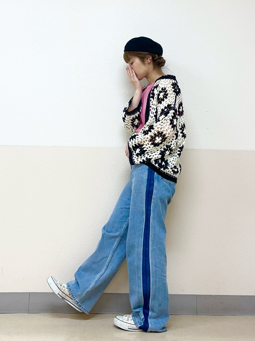 ブラック系のハットを着用したレディースの秋コーディネートの1枚目の写真