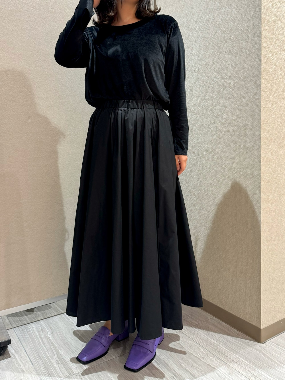 「オールブラック、パープル、ワンポイント、シンプルコーデ、ローファーコーデ、秋冬コーデ、nical、ニカル、34118」｜「prose verseのボートネック袖スリットベロアカットソー（Tシャツ/カットソー、ブラック系）」を使った、nicalさん（レディース・160cm）の秋コーディネートの1枚目の写真