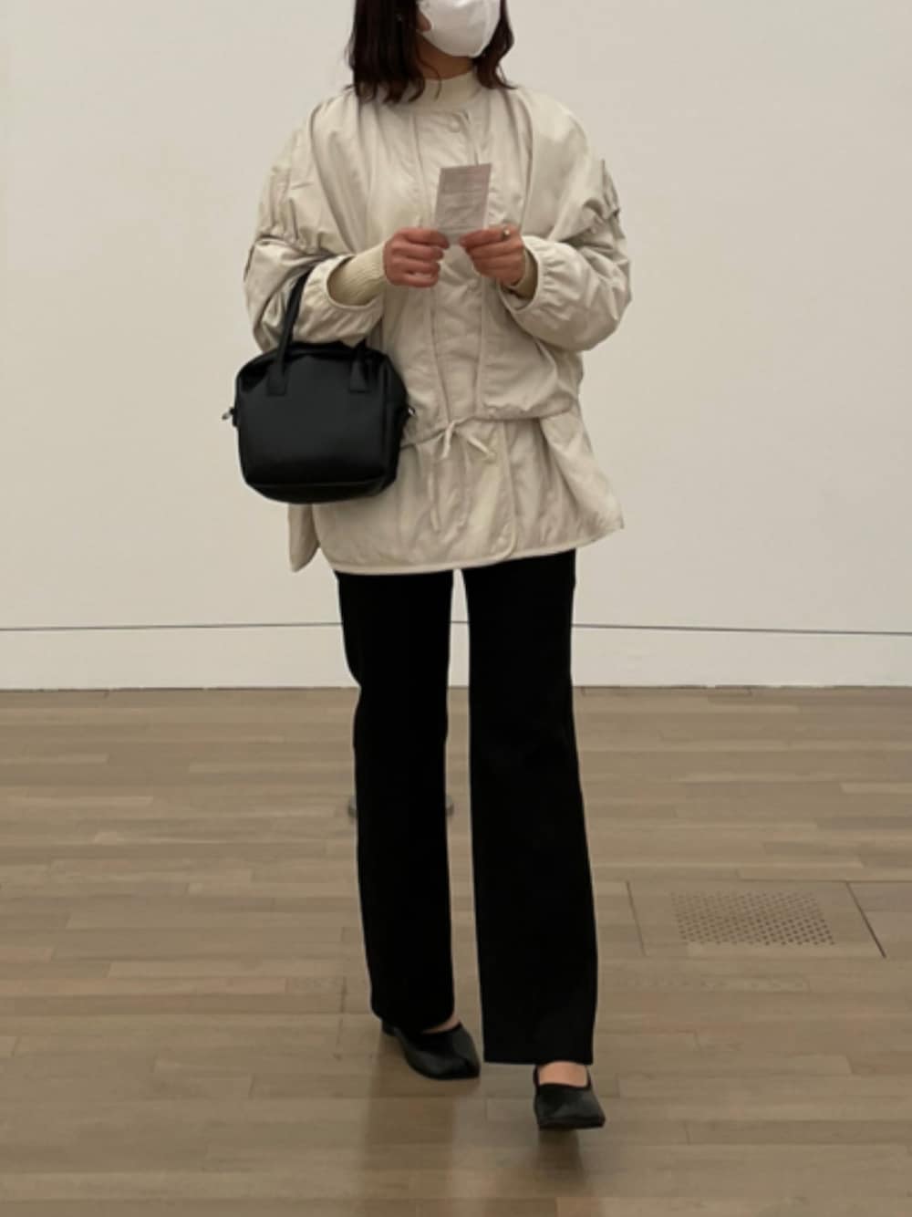 「大人カジュアル、美術館」｜「LOWRYS FARMのエアサーマルレイヤードフウジャケット　955901（ブルゾン、ホワイト系）」を使った、nanamiさん（レディース・161cm）の春コーディネートの1枚目の写真