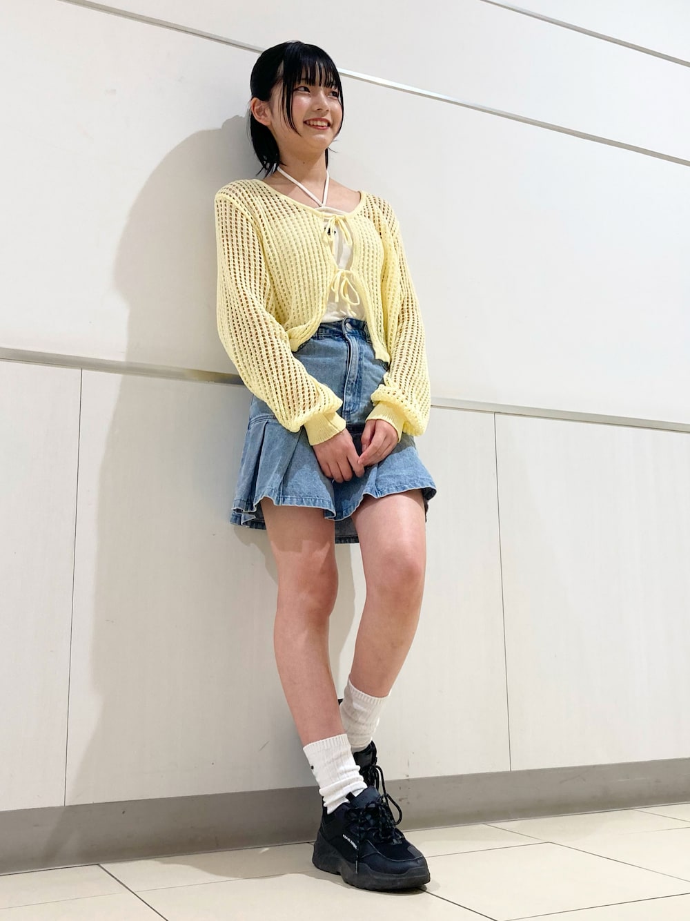 「レピピアルマリオ、デニムスカート、キャミソール、スニーカー、お出かけコーデ、春カラー、カーディガン、アレンジコーデ」｜「repipi armarioのメッシュリボンニットカーディガン（カーディガン/ボレロ、イエロー系）」を使った、nana20090325さん（レディース・157cm）の春コーディネートの1枚目の写真