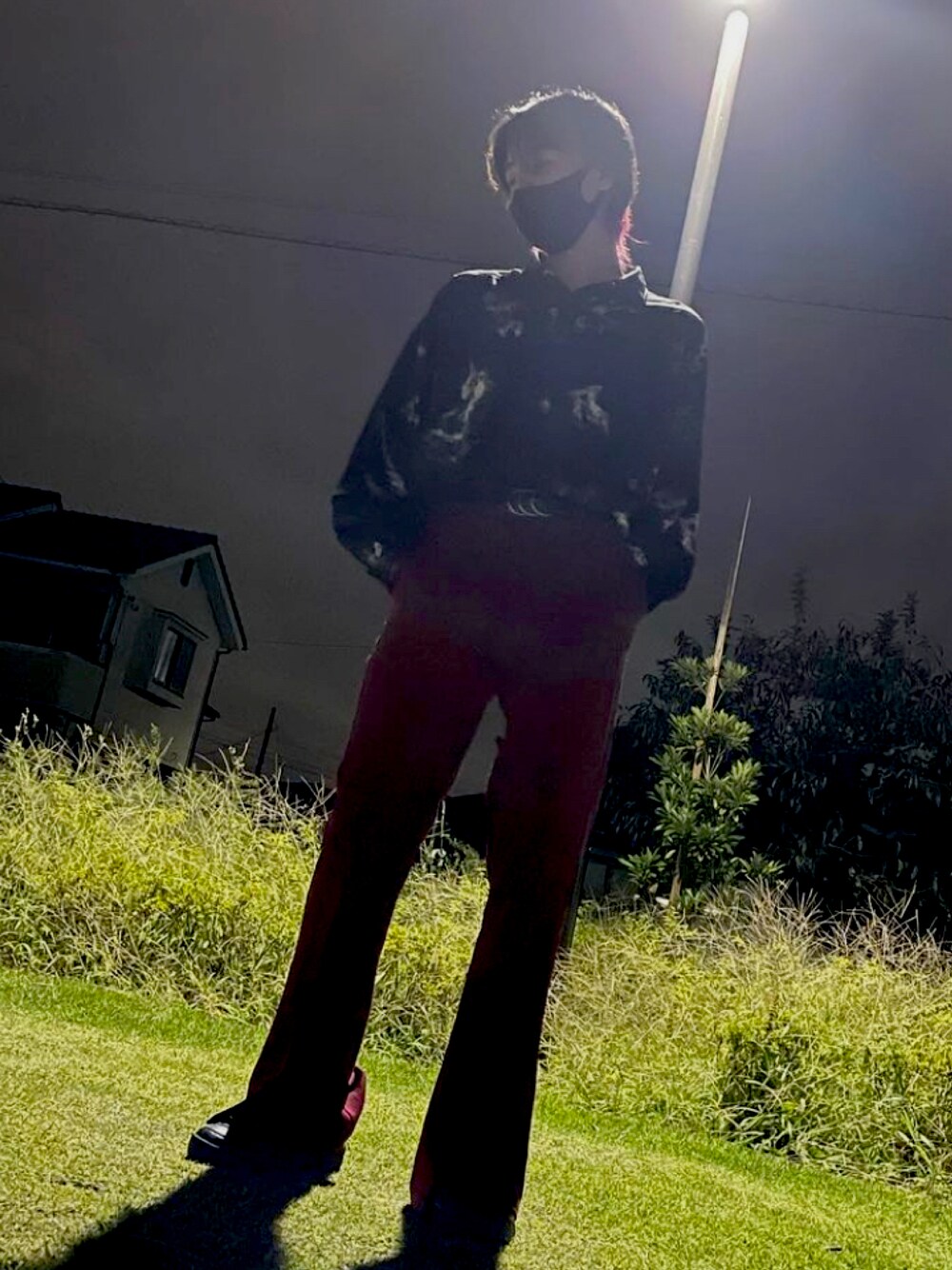 「シンプルコーデ、柄シャツ、ワインレッド、フレアパンツ、スニーカー、オーバーサイズ、休日スタイル、メンズコーデ、お洒落さんとつながりたい、革靴、タートルネック、カジュアルコーデ、韓国ファッション」｜「Espinaのアイテム（シャツ/ブラウス、ブラック系）」を使った、tomo0918swさん（メンズ・170cm）の冬コーディネートの1枚目の写真