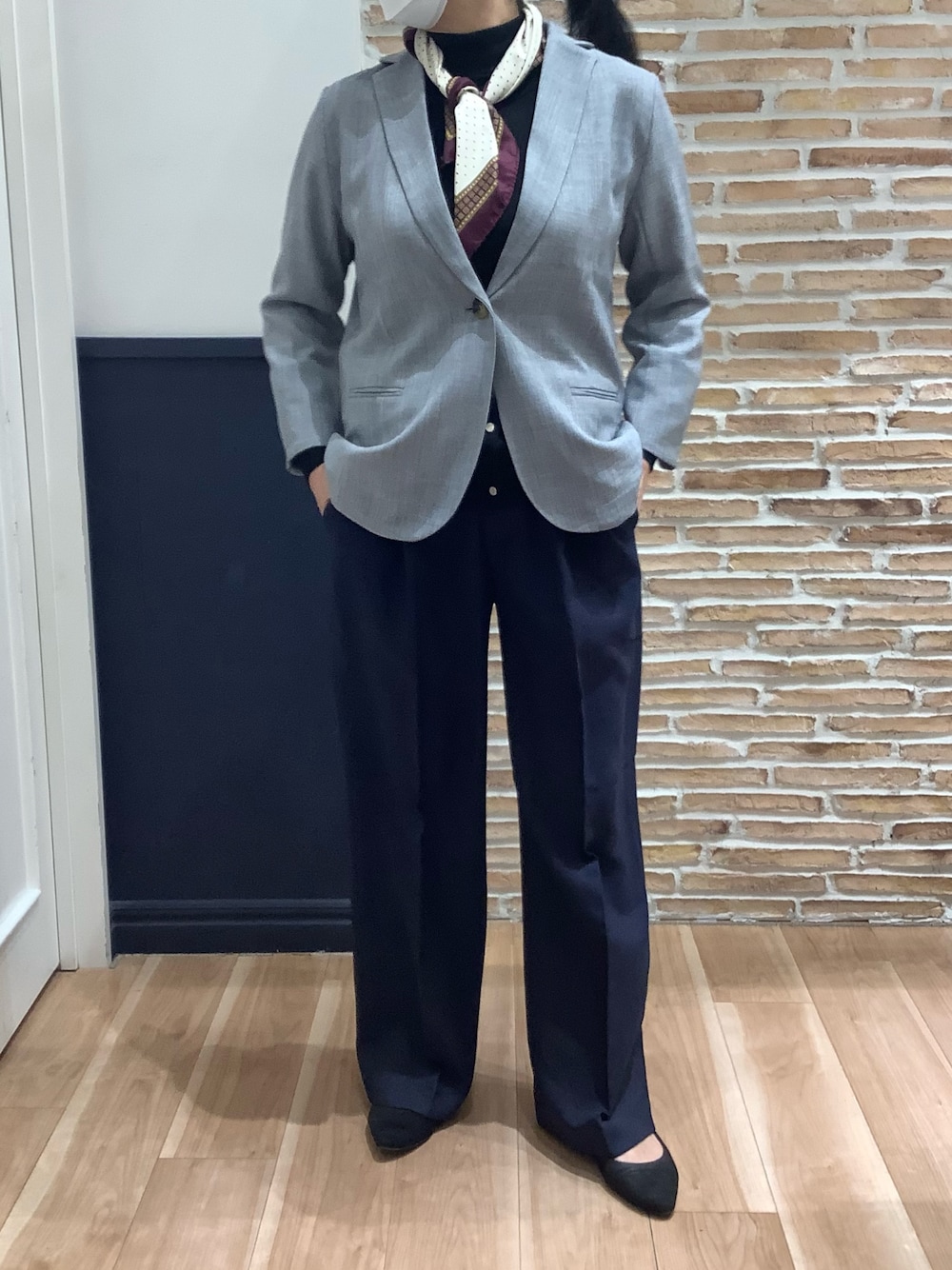 ブルー系のスラックス、ブラック系のカーディガン/ボレロ、その他のバンダナ/スカーフを着用したレディースの冬コーディネートの1枚目の写真