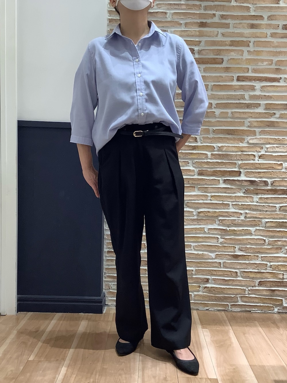 ブルー系のシャツ/ブラウス、ブラック系のベルトを着用したレディースの夏コーディネートの1枚目の写真