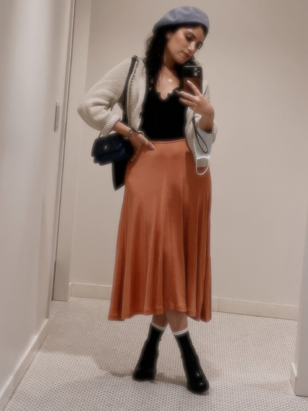 「summer、girl、midiskirt、beret、parisian、heels、shopping、classystreetwear、classy、Montreal、chanel、AcneStudios」｜「Acne Studiosのアイテム（スカート、オレンジ系）」を使った、dnsantinaさん（レディース・157cm）の春コーディネートの1枚目の写真