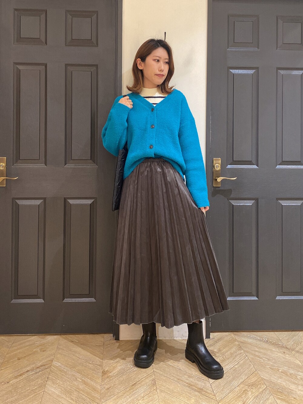 「休日スタイル、秋服コーデ、お洒落さんとつながりたい、カーディガンコーデ、カラーコーデ、カーディガン、スカート、ボリューム袖、ブーツ、サイドゴアブーツ、ブルー」｜「Melan Cleugeのアイテム（カーディガン/ボレロ、ブルー系）」を使った、YUNAさん（レディース・165cm）の秋コーディネートの1枚目の写真
