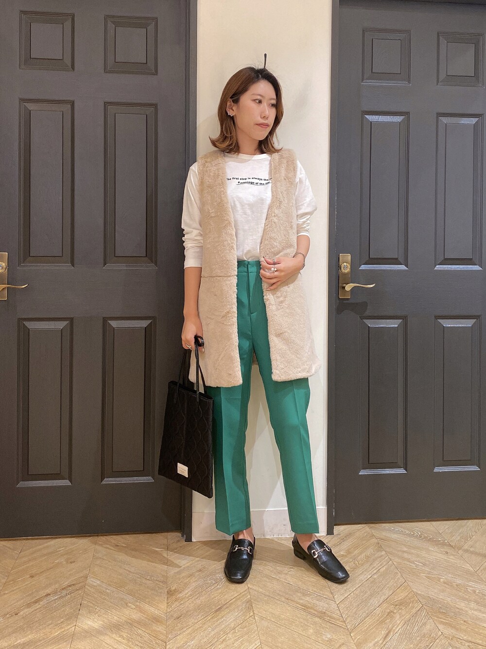 「大人カジュアル、休日コーデ、シンプルコーデ、カジュアル、秋コーデ、パンツコーデ、ベージュ、おしゃれさんと繋がりたい、骨格ウェーブ、パンツスタイル、いいね、save、フォローお願いします🤑、ロンT、グリーン、ファーベスト、ベスト」｜「Melan Cleugeのアイテム（Tシャツ/カットソー、ホワイト系）」を使った、YUNAさん（レディース・165cm）の秋コーディネートの1枚目の写真