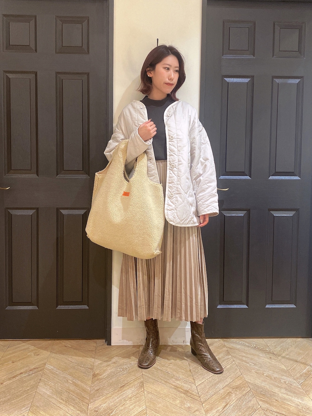 「秋服、カジュアルコーデ、休日スタイル、お洒落さんとつながりたい、秋のコーデ、ショートブーツ、ロングスカート、キルティング、ジャケット、プリーツスカート、スウェット」｜「Melan Cleugeのアイテム（スウェット、ブラック系）」を使った、YUNAさん（レディース・165cm）の秋コーディネートの1枚目の写真
