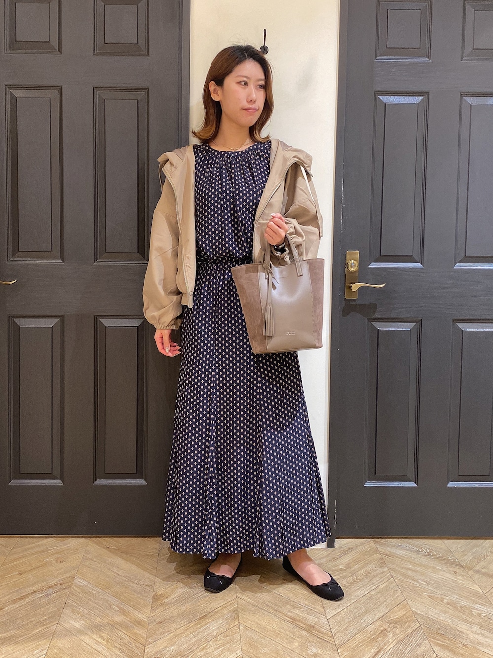 「休日スタイル、大人かわいい、秋服コーデ、お洒落さんとつながりたい、ハンドバッグ、スカート、セットアップ、オフィスカジュアル、マウンテンパーカー、ショート丈」｜「Melan Cleugeのアイテム（シャツ/ブラウス、その他）」を使った、YUNAさん（レディース・165cm）の秋コーディネートの1枚目の写真