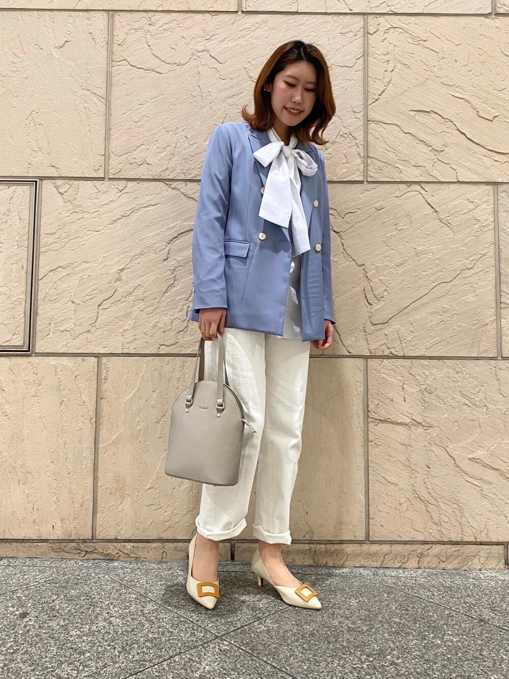 「春服デビュー宣言、春、おでかけコーデ、オトナ女子、きれいめコーディネート、ホワイトコーデ、ジャケット、ブルー、オフィスカジュアル、ブラウス、リボン」｜「Te chichiのハシゴレースボウタイシャツブラウス（シャツ/ブラウス、ホワイト系）」を使った、YUNAさん（レディース・165cm）の春コーディネートの1枚目の写真
