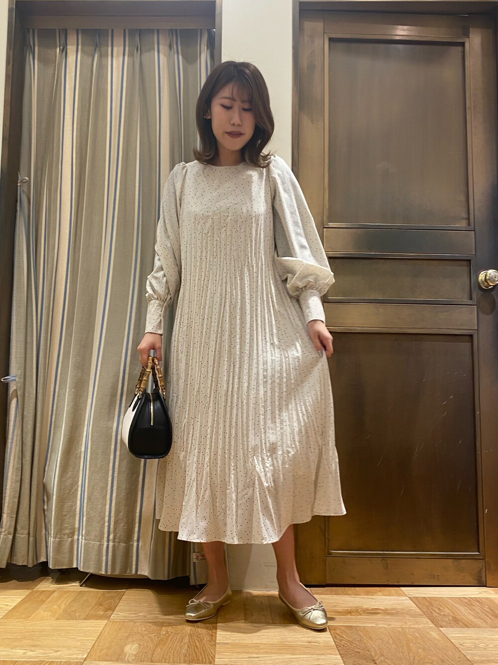 「春服デビュー宣言、休日コーデ、オトナカワイイ、シンプル、淡色コーデ、お洒落さんとつながりたい、おでかけコーデ、ラクチンコーデ、ロングワンピース、ホワイト、ドット、いいね、save、フォローお願いします🤑、高身長女子」｜「Te chichiのドットランダムプリーツワンピース（ワンピース、ホワイト系）」を使った、YUNAさん（レディース・165cm）の春コーディネートの1枚目の写真