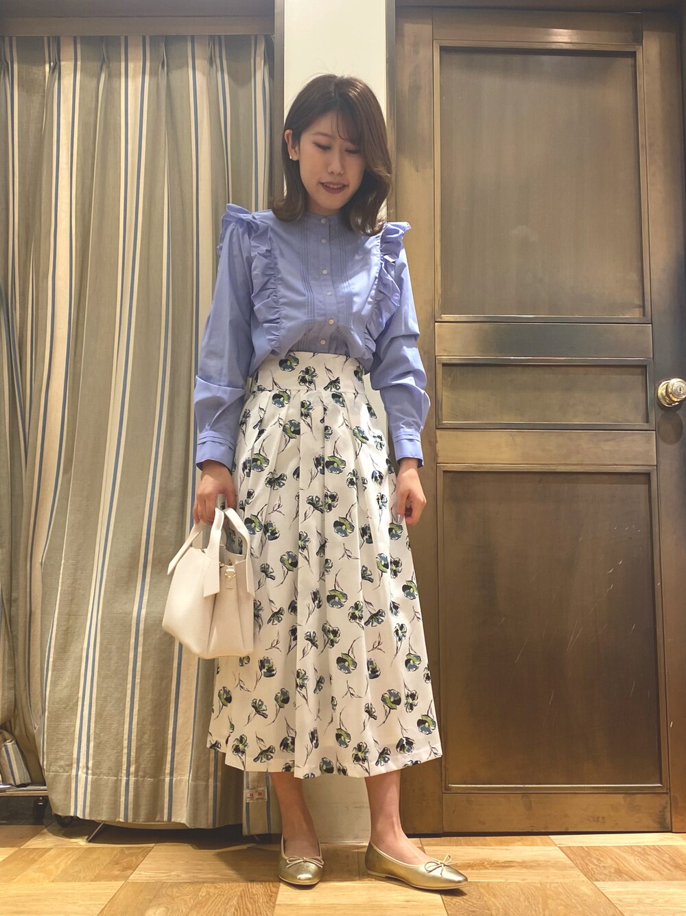 「春服デビュー宣言、大人女子、春カラー、お洒落さんとつながりたい、スカートスタイル、春色、花柄、ブルー、ホワイト、オフィスカジュアル、いいね、save、フォローお願いします🤑、高身長女子」｜「Te chichiの【貴島明日香コラボ】ブロードピンタックフリルブラウス（シャツ/ブラウス、ブルー系）」を使った、YUNAさん（レディース・165cm）の春コーディネートの1枚目の写真