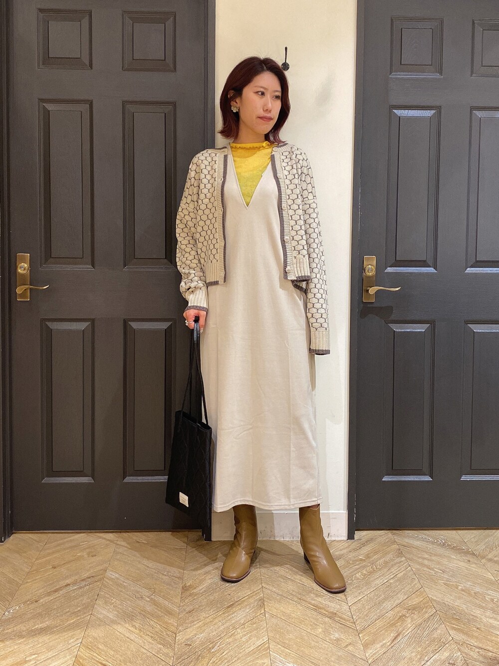「秋服、お出かけコーデ、ニット、楽チンコーデ、ジャンパースカート、ワンピース、２ＷＡＹ、カーディガン、ワントーンコーデ、お洒落さんとつながりたい、骨格ウェーブ、ショートブーツ」｜「Melan Cleugeのアイテム（Tシャツ/カットソー、イエロー系）」を使った、YUNAさん（レディース・165cm）の秋コーディネートの1枚目の写真