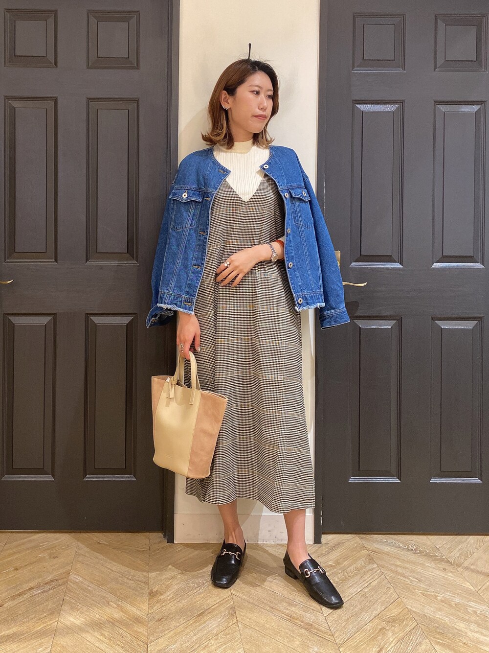 「休日コーデ、秋カラー、秋コーデ、ベージュ、ラフコーデ、ラクチンコーデ、おしゃれさんと繋がりたい、ロングワンピース、骨格ウェーブ、きれいめ、いいね、save、フォローお願いします🤑、ハイネック、ジャンパースカート、チェック、デニムジャケット」｜「Melan Cleugeのアイテム（デニムジャケット、ブルー系）」を使った、YUNAさん（レディース・165cm）の秋コーディネートの1枚目の写真