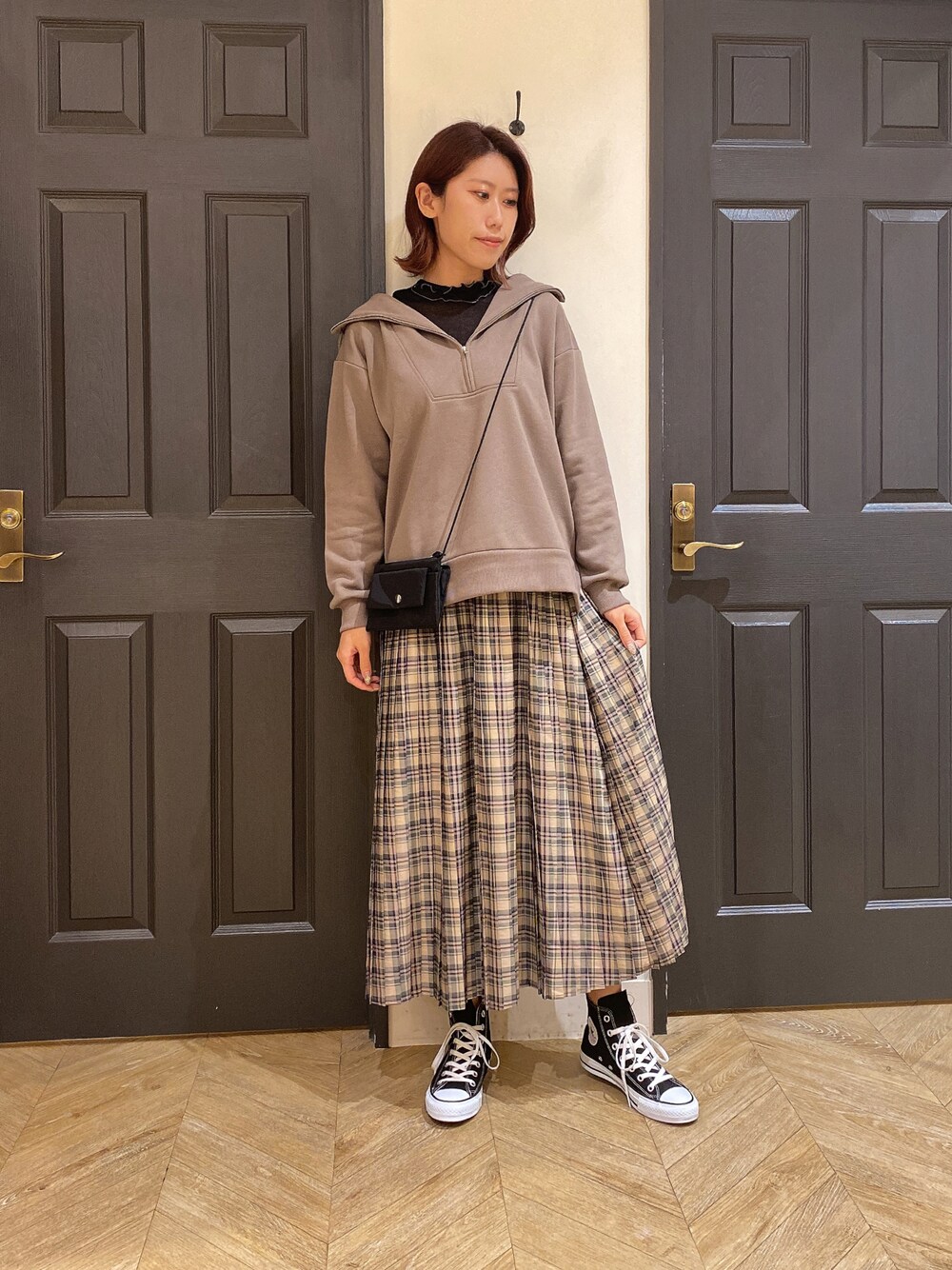 「休日コーデ、大人カジュアル、お出かけコーデ、あったかコーデ、スカートスタイル、ハイネック、チェック、パーカー、シアー、コンバース」｜「Melan Cleugeのアイテム（スカート、ベージュ系）」を使った、YUNAさん（レディース・165cm）の秋コーディネートの1枚目の写真