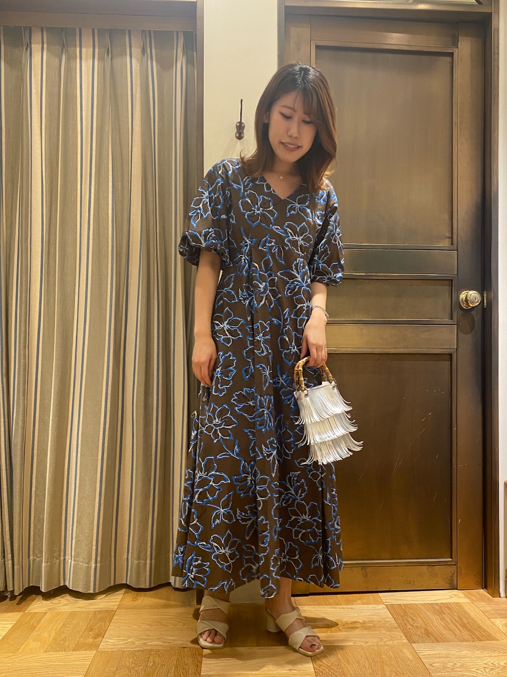 「夏コーデ、休日スタイル、サンダルコーデ、ワンピース、いいね、save、フォローお願いします🤑、花柄、ミニバッグ、ブラウン、おしゃれさんと繋がりたい、キレイめ」｜「Te chichiの【Oggi.jp 5月11日掲載/滝沢カレンさん着用】綿ローンアフリカンフラワープリントワンピース（ワンピース、ブラウン系）」を使った、YUNAさん（レディース・165cm）の春コーディネートの1枚目の写真