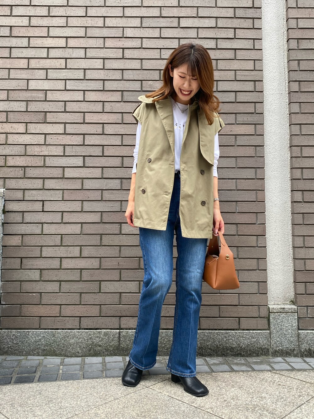 「秋服まるっと大公開、秋服準備はじめました、カジュアルコーデ、テチチ(Te chichi)、デニム、カーキ、ベスト、おしゃれさんと繋がりたい」｜「Te chichiの箔ロゴプリントロンT（Tシャツ/カットソー、ホワイト系）」を使った、YUNAさん（レディース・165cm）の秋コーディネートの1枚目の写真