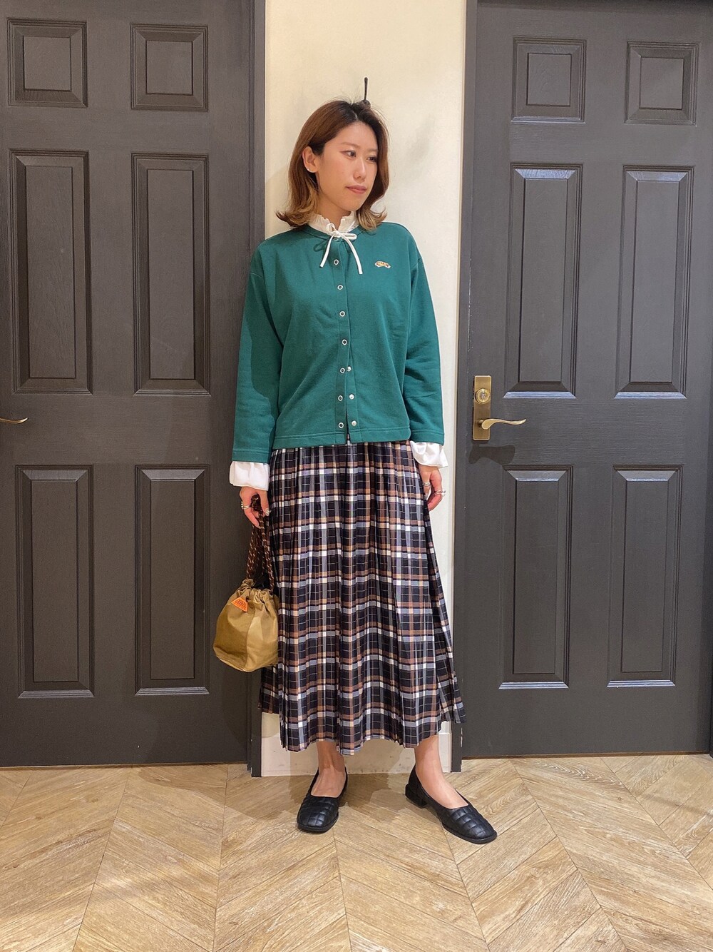 「休日スタイル、秋服コーデ、カーディガン、グリーン、チェック、チェックスカート、大人カジュアル、グリーンコーデ」｜「Melan Cleugeのアイテム（カーディガン/ボレロ、グリーン系）」を使った、YUNAさん（レディース・165cm）の秋コーディネートの1枚目の写真