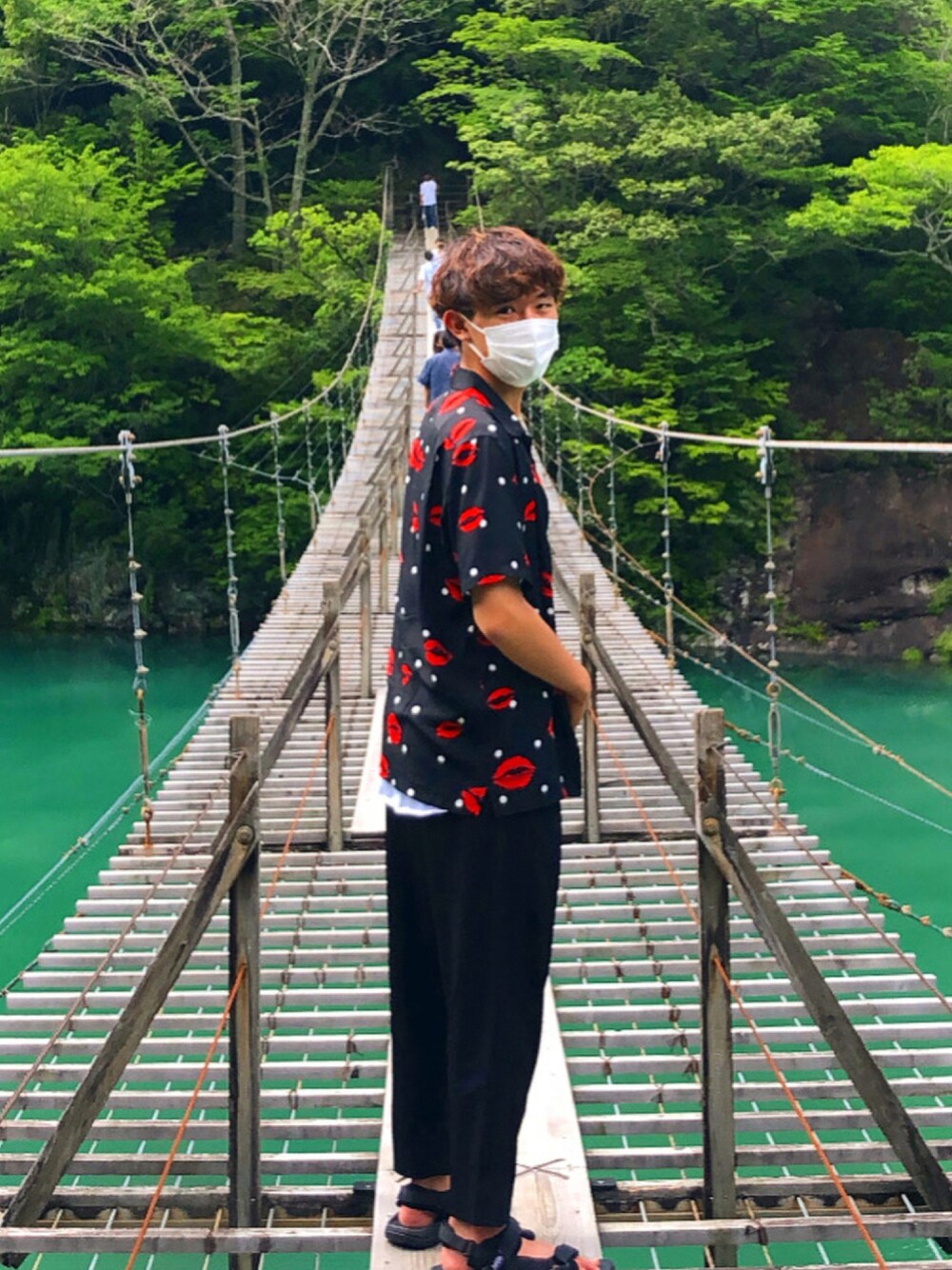 「お洒落さんとつながりたい、ストリートコーデ、シャツ、柄シャツ、スラックス、大人カジュアル、夏コーデ、サンダル、ファッション、寸又峡」｜「Iroquoisの【Iroquois】EX.WIDE PT（スラックス、ブラック系）」を使った、08ryosuke20さん（メンズ・176cm）の夏コーディネートの1枚目の写真