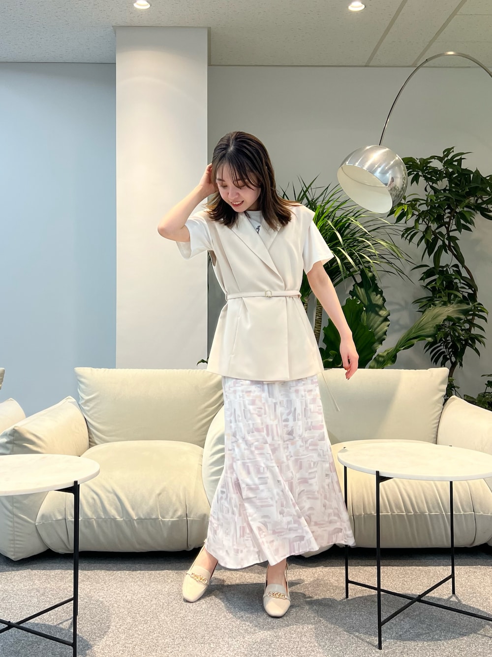 「カジュアルコーデ、春服、大人女子、お出かけコーデ、キレイめカジュアル、今日のコーデ、大人カジュアル、キレイめ、春カラー、ピンク、ピンクコーデ、ローファー、ジルバイジルスチュアート、JILL by Jillstuart、ティーシャツ」｜「JILL by JILL STUARTのスリーブレスジャケット（その他アウター、ホワイト系）」を使った、JILL by JILL STUART STAFFさん（レディース・156cm）の春コーディネートの1枚目の写真