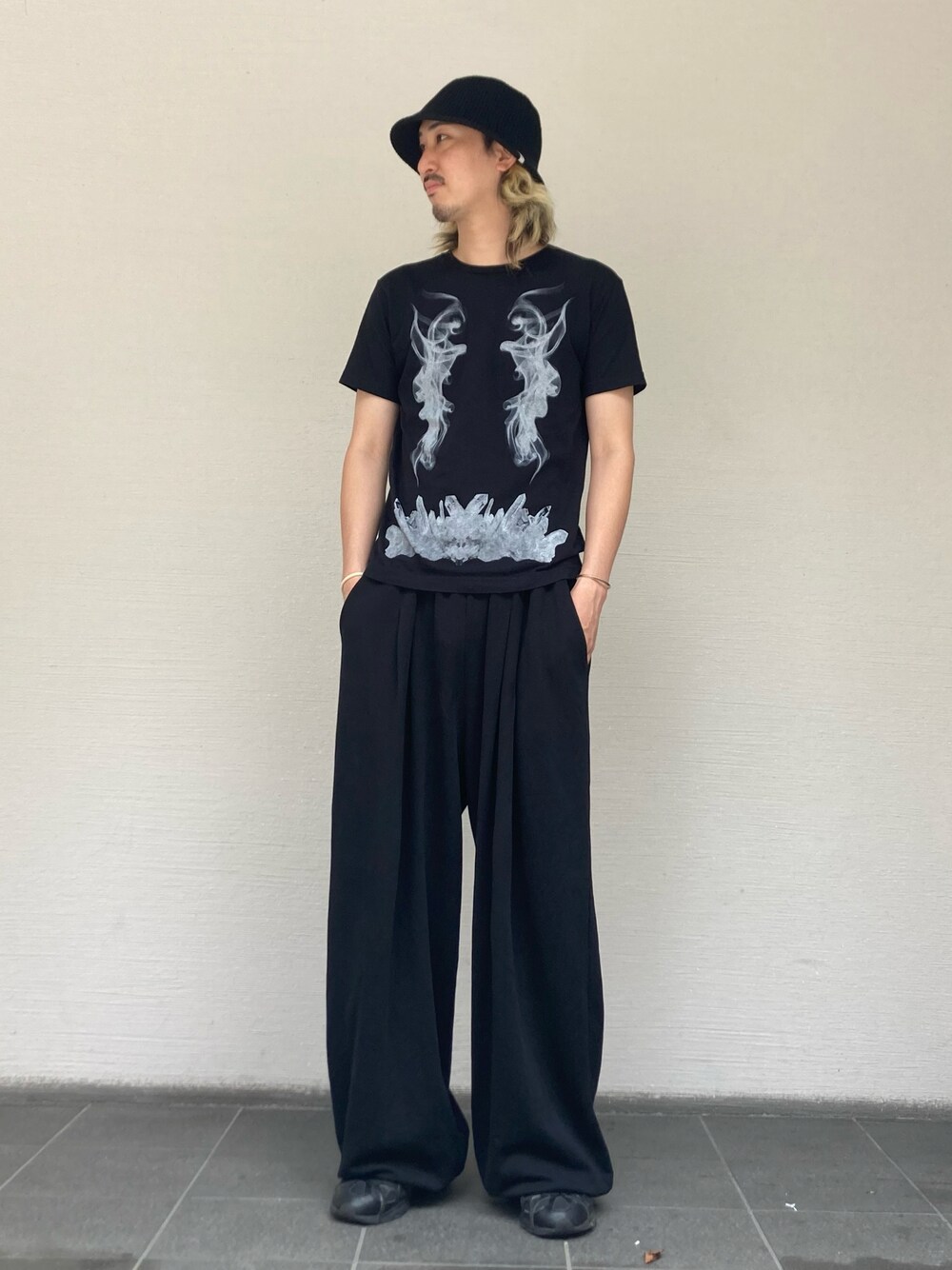 ブラック系のTシャツ/カットソー、ブラック系のスウェットパンツ、ブラック系のスニーカーを着用したメンズの夏コーディネートの1枚目の写真