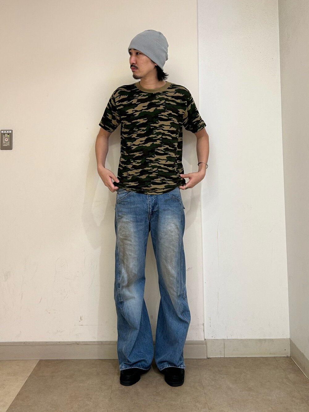 グレー系のニットキャップ/ビーニーを着用したメンズの夏コーディネートの1枚目の写真