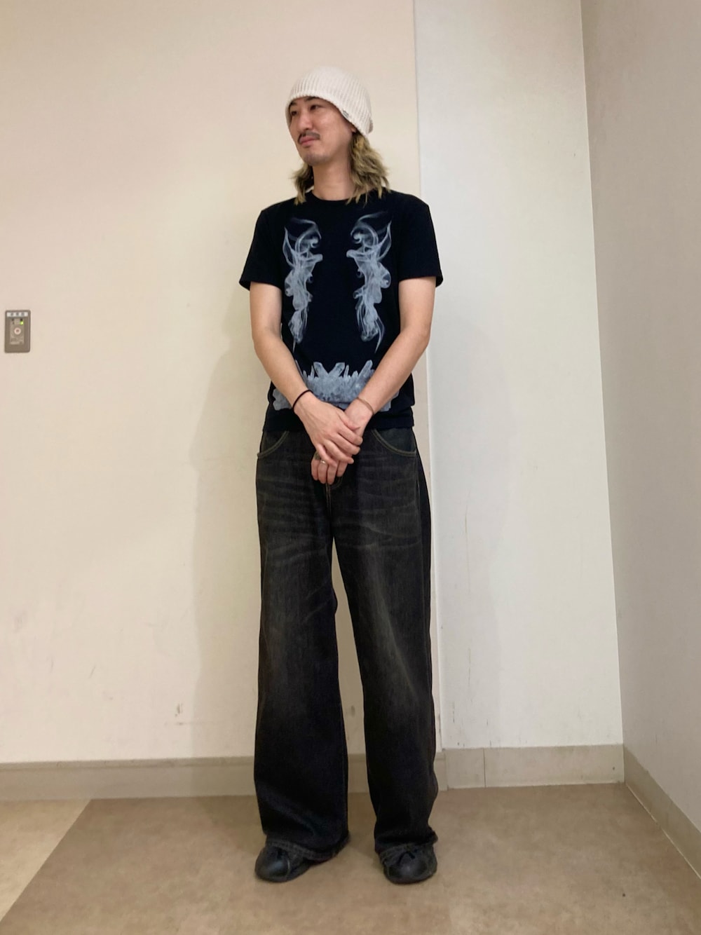 ブラック系のデニムパンツ、グレー系のニットキャップ/ビーニーを着用したメンズの夏コーディネートの1枚目の写真