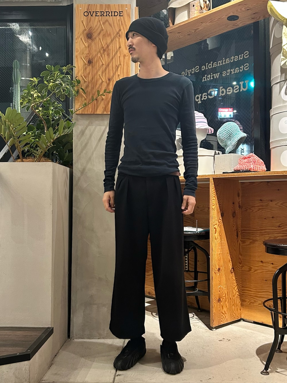 ブラック系のニットキャップ/ビーニーを着用したメンズの夏コーディネートの1枚目の写真