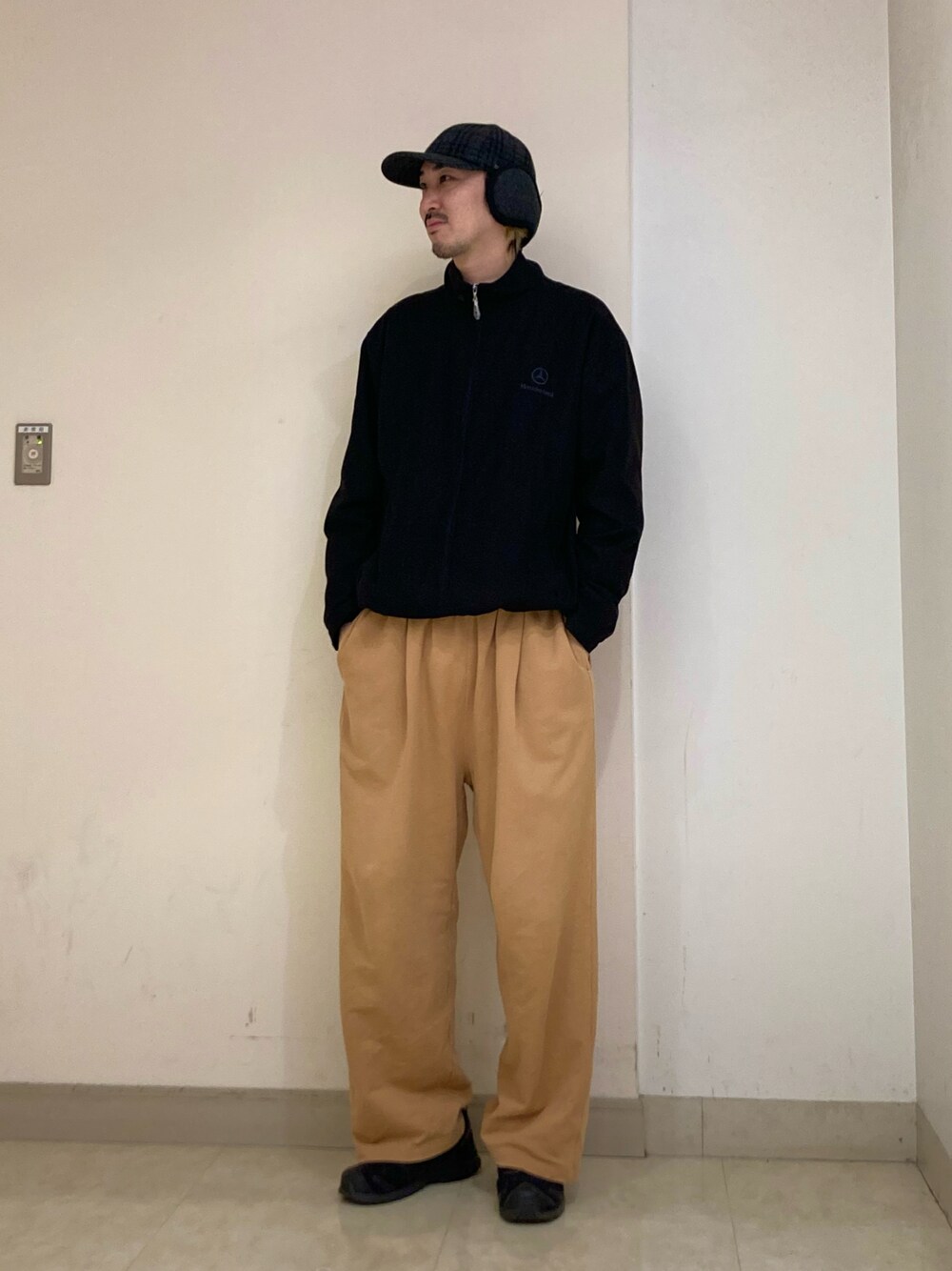 ブラック系のキャップ、ブラック系のイヤーマフを着用したメンズの秋コーディネートの1枚目の写真