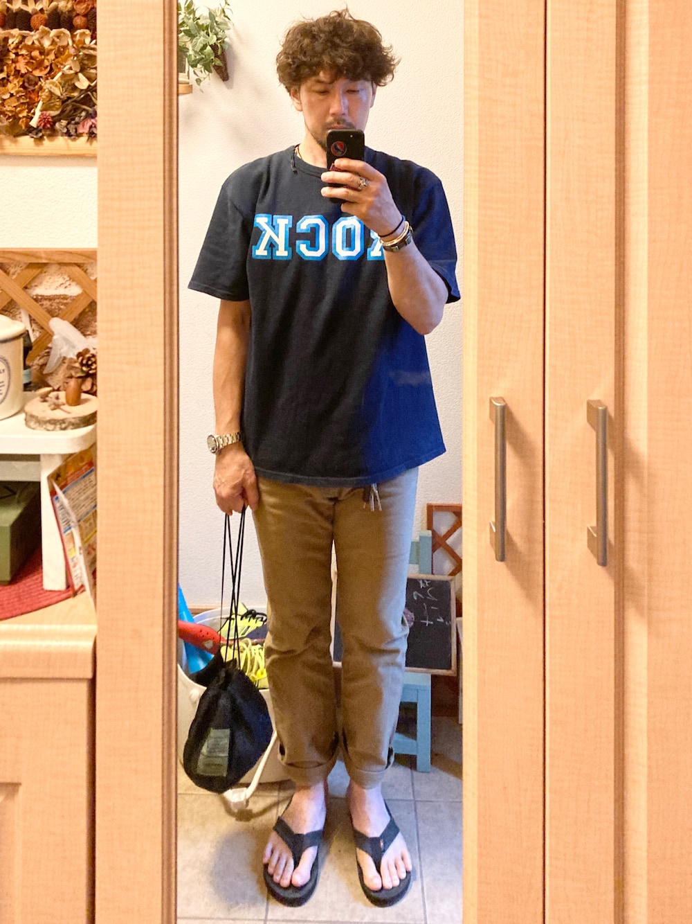 「オトナカジュアル、休日スタイル、夏コーデ、Tシャツ、Champion、エレクトリックコテージ、Levi's、サンダル、レインボーサンダル、巾着バッグ、Gregory、アメカジ、vintage、古着、スリムパンツ」｜「Championのchampion × エレクトリックコテージ　ROCK T（Tシャツ/カットソー、ブルー系）」を使った、tomolexさん（メンズ・172cm）の秋コーディネートの1枚目の写真