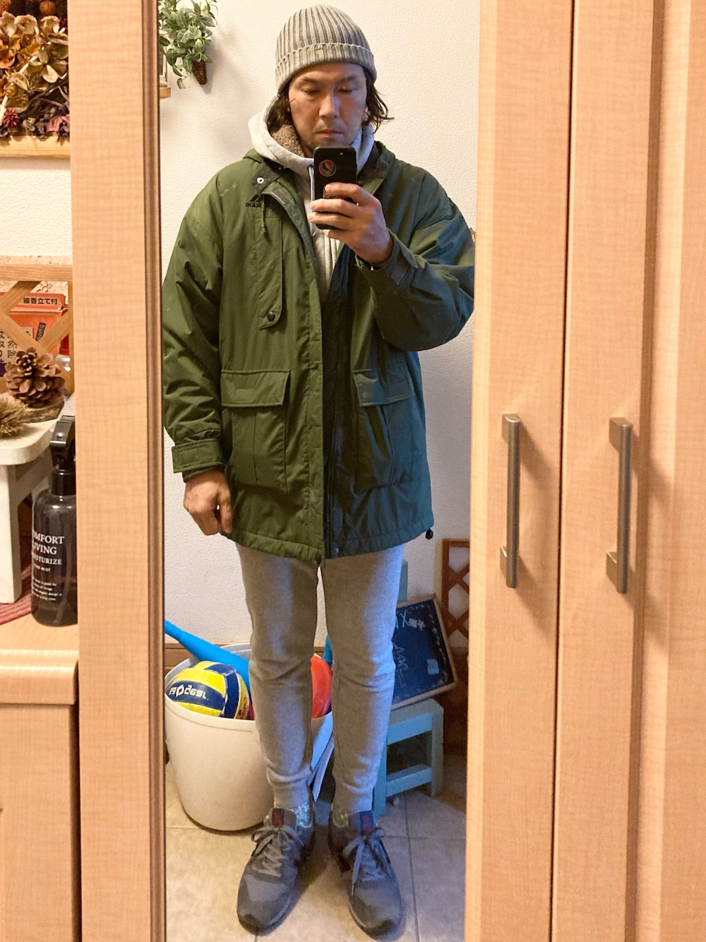 「大人カジュアル、スポーツミックス、ニットキャップ、スタカリ、マウンテンパーカー、adidas、パーカー、スウェット、GU、スニーカー、ニューバランス、アメカジ、vintage、古着、アウトドアスタイル」｜「STANDARD CALIFORNIAのアイテム（ニットキャップ/ビーニー、グレー系）」を使った、tomolexさん（メンズ・172cm）の冬コーディネートの1枚目の写真