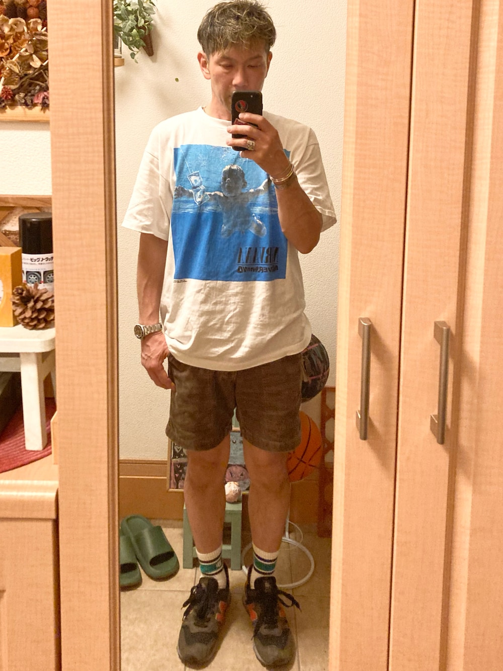 「夏コーデ、海、Tシャツ、短パン、スニーカー、ニルバーナ、サンライトビリーバー、ニューバランス、古着、アメカジ、vintage、休日スタイル、オトナカジュアル、ラフコーデ、古着MIX」｜「VINTAGEの92s nirvāṇa never mind T（Tシャツ/カットソー、ホワイト系）」を使った、tomolexさん（メンズ・172cm）の夏コーディネートの1枚目の写真