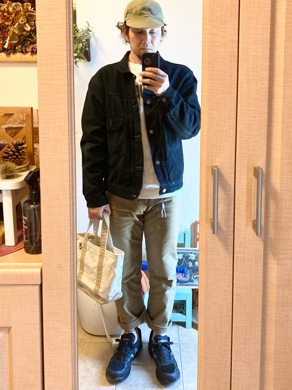 「メカニックキャップ、デニムジャケット、フットボールTシャツ、スリムパンツ、スニーカー、トートバッグ、スティーブンソンオーバーオール、LEVIS VINTAGE CLOTHING、スタカリ、Levi's、LL.Bean、ニューバランス、アメカジ、vintage、古着」｜「STEVENSON OVERALL CO.のアイテム（キャップ、グリーン系）」を使った、tomolexさん（メンズ・172cm）の春コーディネートの1枚目の写真