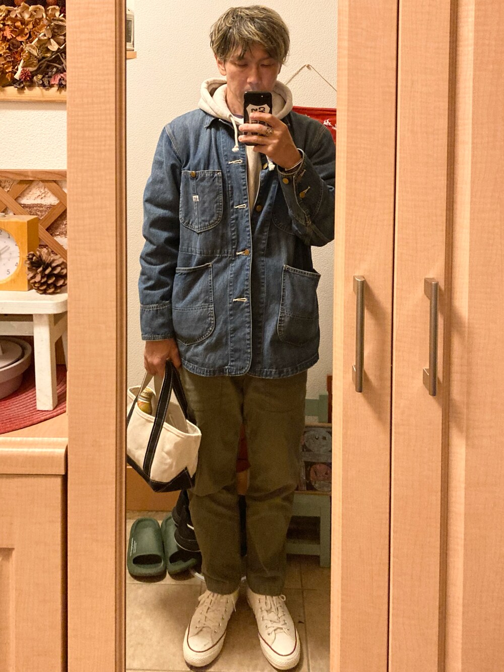 「秋コーデ、カバーオール、LEE、STANDARD CALIFORNIA、Champion、アフターフーディー、vintage、アメカジ、古着、スタカリ、ベイカーパンツ、converse、オールスター、オトナカジュアル、休日スタイル」｜「LeeのLee × Standard California denim coverall（カバーオール、ブルー系）」を使った、tomolexさん（メンズ・172cm）の秋コーディネートの1枚目の写真