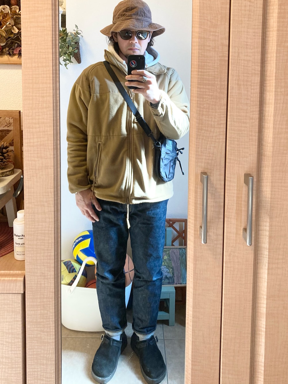 「休日スタイル、アメカジ、vintage、古着、ハット、フリースジャケット、パーカー、デニム、レザーシューズ、ナイジェルケーボン、ミリタリー、Champion、デニムヘッズ、Gregory、ショルダーバッグ」｜「Nigel Cabournのアイテム（ハット、ブラウン系）」を使った、tomolexさん（メンズ・172cm）の冬コーディネートの1枚目の写真