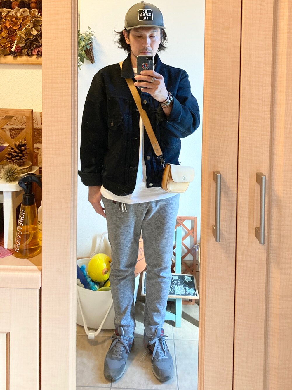 「オトナカジュアル、休日スタイル、キャップ、デニムジャケット、Tシャツ、グラミチ、NNパンツ、スニーカー、ショルダーバッグ、スタカリ、ロンハーマン、LEVIS VINTAGE CLOTHING、Champion、ニューバランス、アメカジ」｜「STANDARD CALIFORNIAのアイテム（キャップ、グリーン系）」を使った、tomolexさん（メンズ・172cm）の冬コーディネートの1枚目の写真