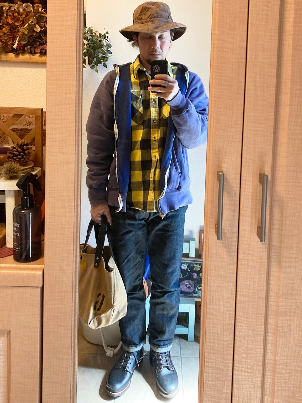 「オトナカジュアル、春、アメカジ、vintage、古着、ハット、パーカー、ネルシャツ、デニム、ブーツ、トートバッグ、Champion、ナイジェルケーボン、デニムヘッズ、クビキレザー」｜「Nigel Cabournのアイテム（ハット、ブラウン系）」を使った、tomolexさん（メンズ・172cm）の春コーディネートの1枚目の写真
