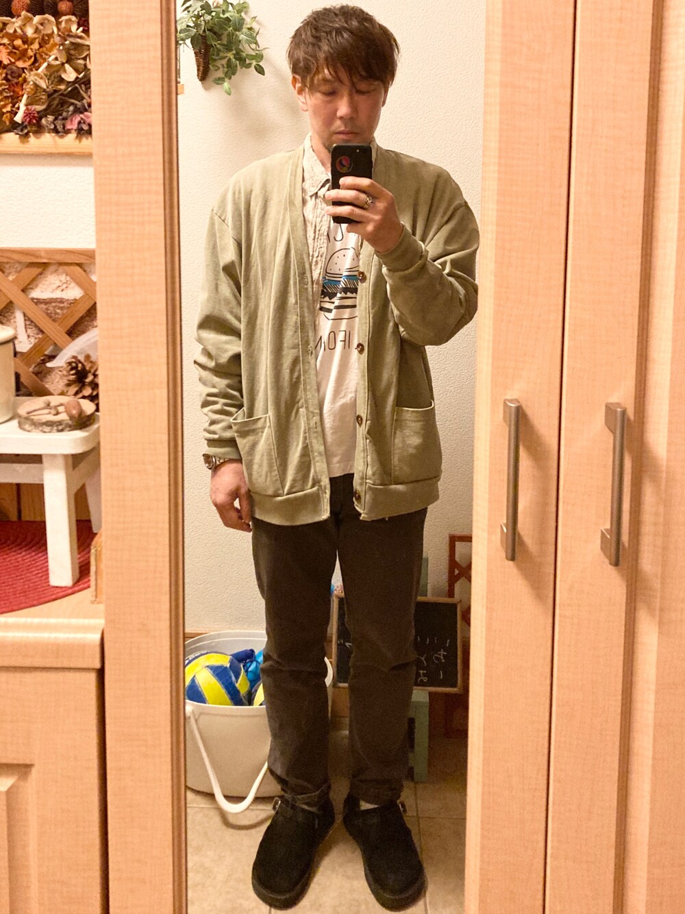 ベージュ系のスウェット、ベージュ系のシャツ/ブラウス、ホワイト系のTシャツ/カットソーを着用したメンズの春コーディネートの1枚目の写真