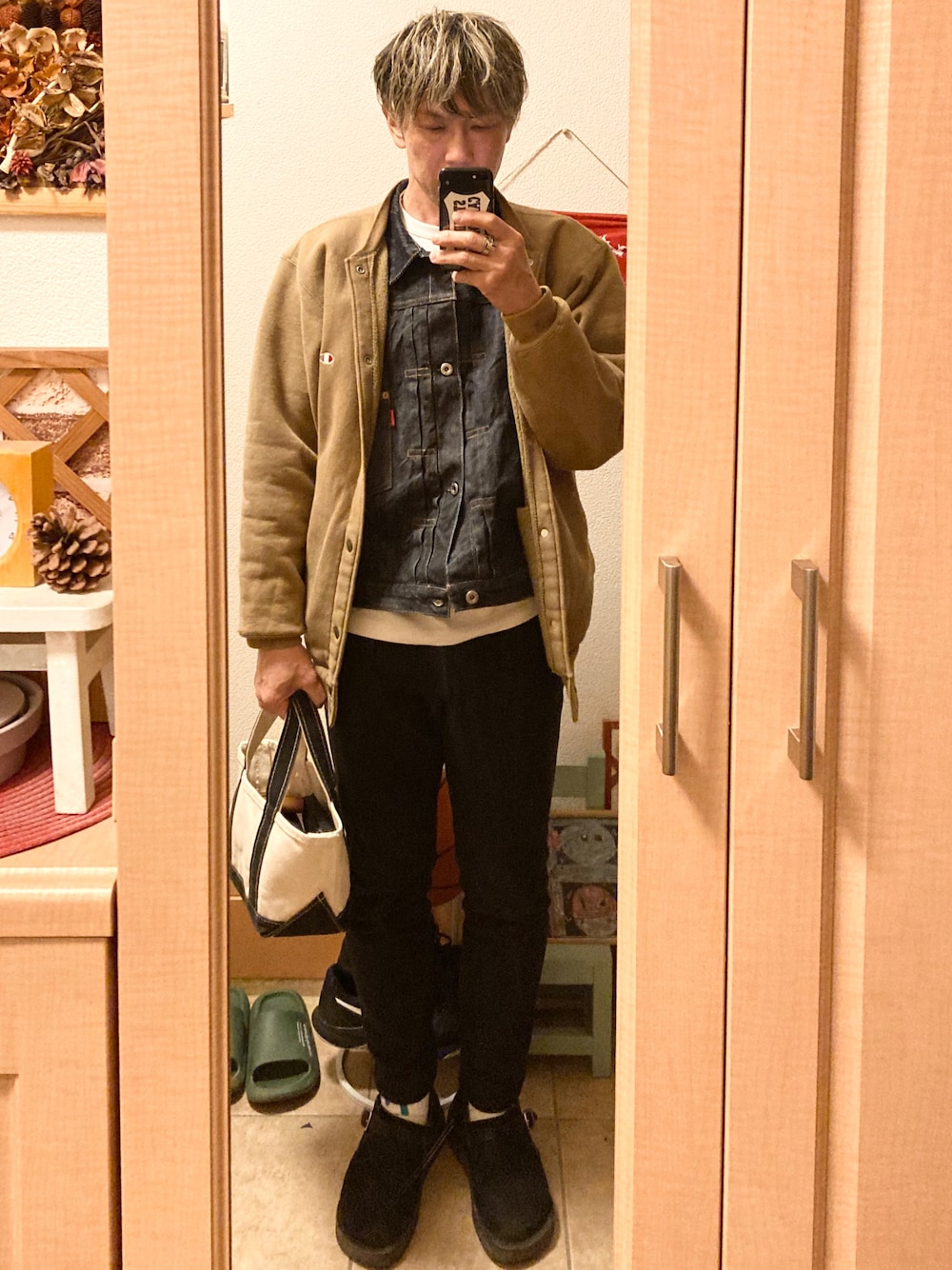 「秋冬コーデ、スナップカーディガン、Champion、LEVI'S VINTAGE CLOTHING、デニムジャケット、ブラックスキニー、BAA、レザーシューズ、クビキレザー、トートバッグ、LLbean、アメカジ、vintage、古着、休日スタイル」｜「Championの90s vintage champion reverse weave snap cardigan（スウェット、ブラウン系）」を使った、tomolexさん（メンズ・172cm）の秋コーディネートの1枚目の写真