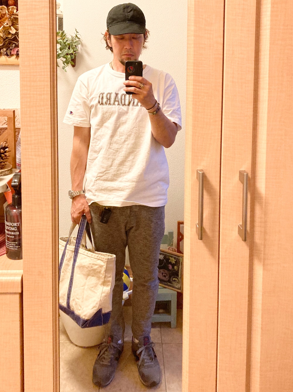「大人カジュアル、キャップ、Tシャツ、NNパンツ、スニーカー、トートバッグ、スティーブンソンオーバーオール、Champion、スタカリ、グラミチ、ニューバランス、LL.Bean、アメカジ、vintage、古着」｜「STEVENSON OVERALL CO.のSOC mechanic cap（キャップ、ブラック系）」を使った、tomolexさん（メンズ・172cm）の夏コーディネートの1枚目の写真