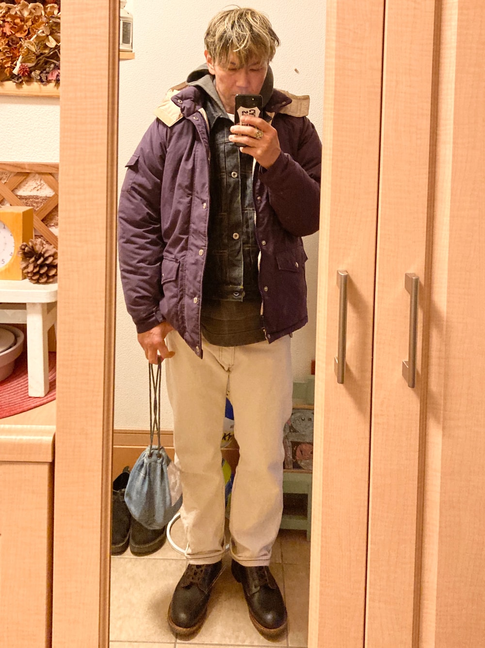 「休日スタイル、冬アウター、初詣、シュプリーム、ダウンジャケット、デニムジャケット、LEVI'S VINTAGE CLOTHING、good on、パーカー、Levi's、スヌープドッグ、レッドウィング、420、アメカジ、vintage」｜「Supreme のアイテム（ダウンジャケット/コート、パープル系）」を使った、tomolexさん（メンズ・172cm）の冬コーディネートの1枚目の写真