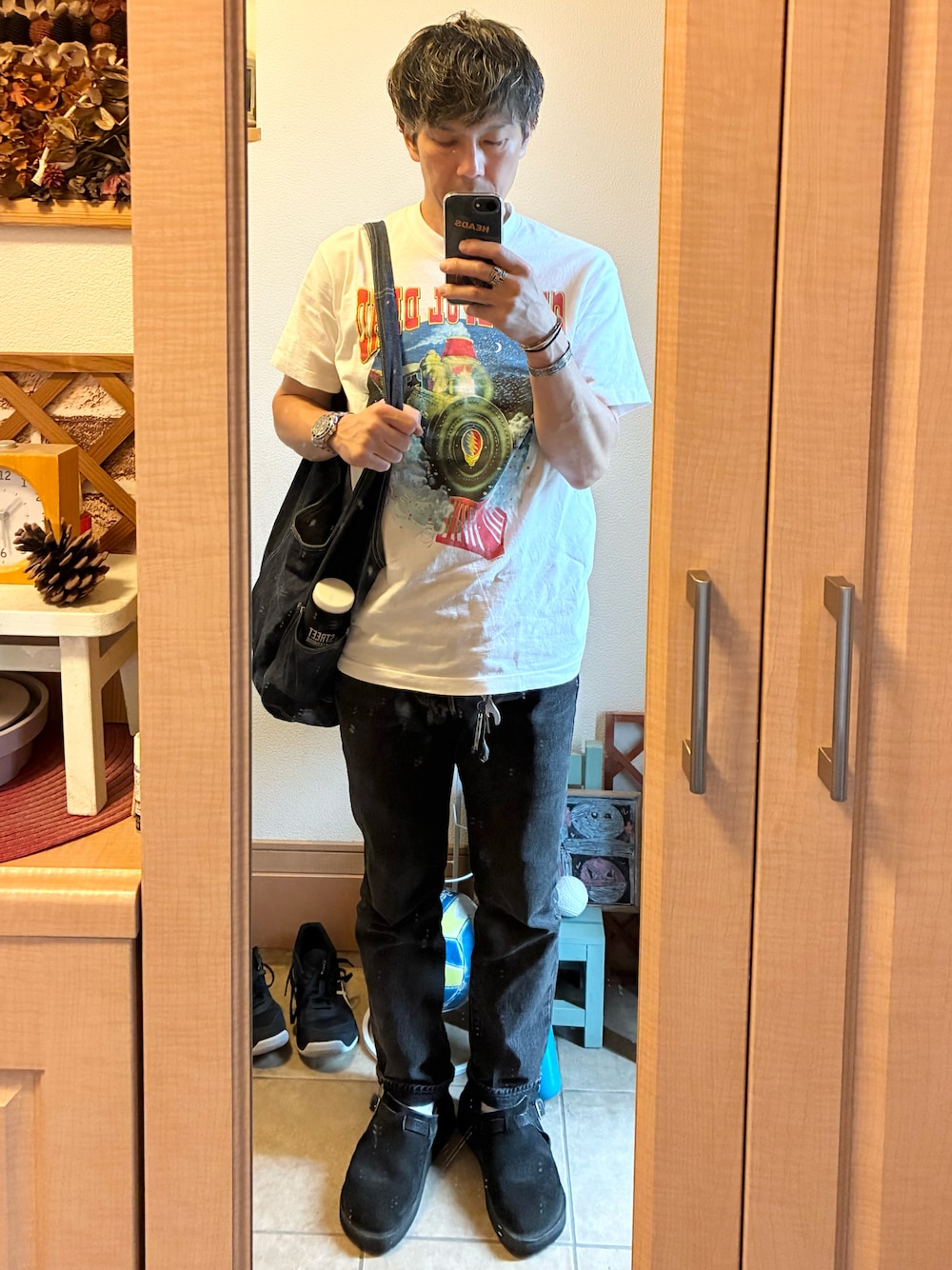 「バンドT、ブラックデニム、グレイトフル・デッド、リーバイス、ビームス、アメカジ、vintage、古着、クビキレザー、レザーシューズ、デニムバッグ、オトナカジュアル、休日スタイル、Tシャツ、501」｜「VINTAGEのアイテム（Tシャツ/カットソー、ホワイト系）」を使った、tomolexさん（メンズ・172cm）の夏コーディネートの1枚目の写真