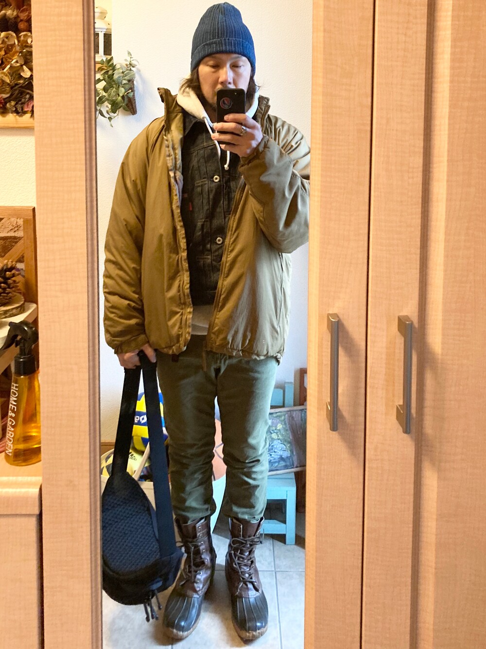 「休日コーデ、雪の日コーデ、アメカジ、vintage、古着、ニットキャップ、レベル7、デニムジャケット、グラミチ、パーカー、Champion、ビーンブーツ、Gregory、LEVIS VINTAGE CLOTHING、スタカリ」｜「STANDARD CALIFORNIAのアイテム（ニットキャップ/ビーニー、ブルー系）」を使った、tomolexさん（メンズ・172cm）の冬コーディネートの1枚目の写真