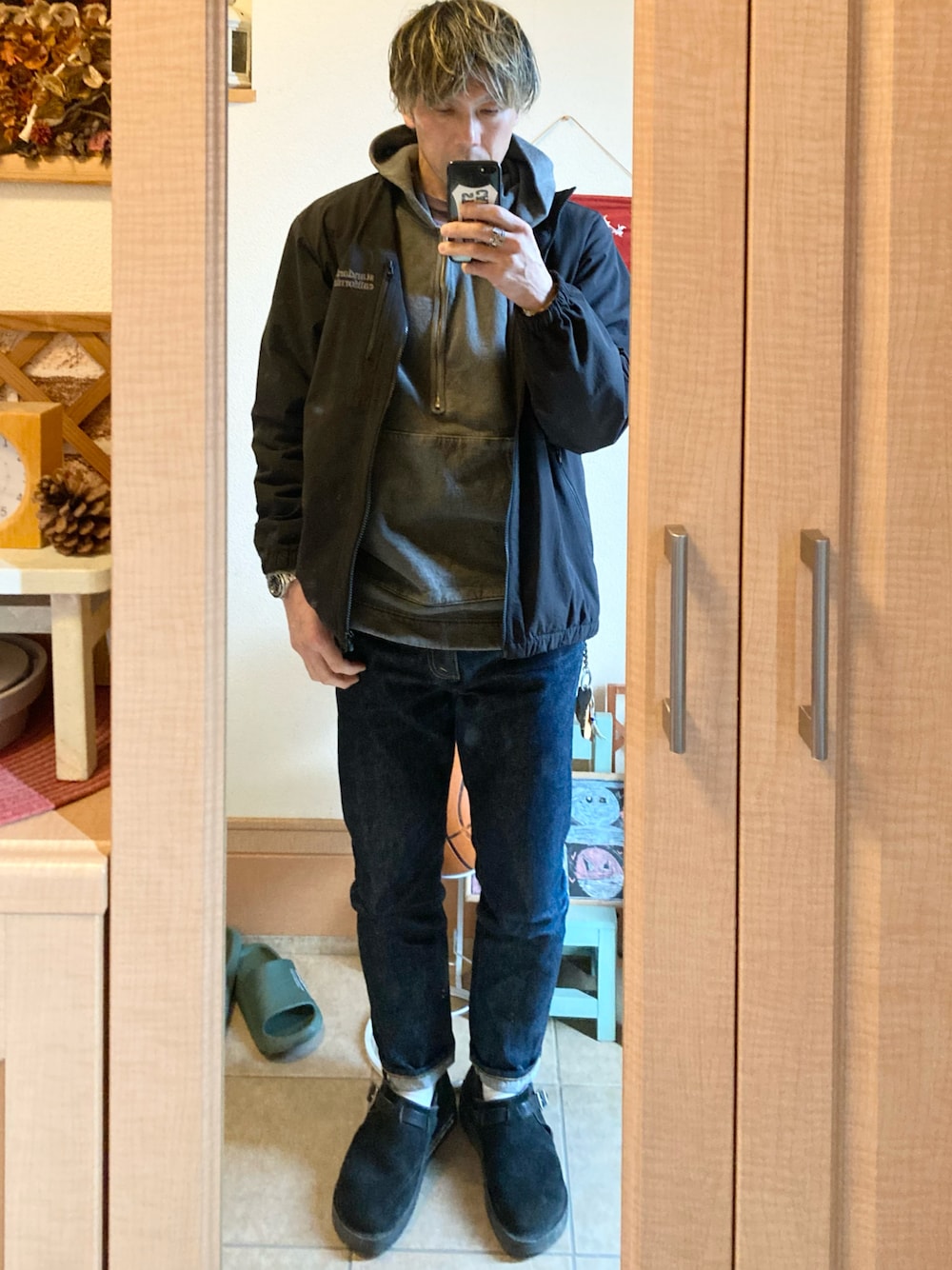 「ナイロンジャケット、ハーフジップパーカー、デニム、レザーシューズ、STANDARD CALIFORNIA、good on、denimheads、クビキレザー、アメカジ、vintage、古着、オトナカジュアル、シンプルコーデ、スウェット、休日スタイル」｜「STANDARD CALIFORNIAのアイテム（ナイロンジャケット、ブラック系）」を使った、tomolexさん（メンズ・172cm）の冬コーディネートの1枚目の写真