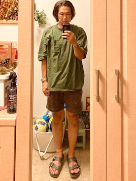 「アイテム（バングル/リストバンド、グリーン系）」を使った、tomolexさん（メンズ・172cm）の秋コーディネート