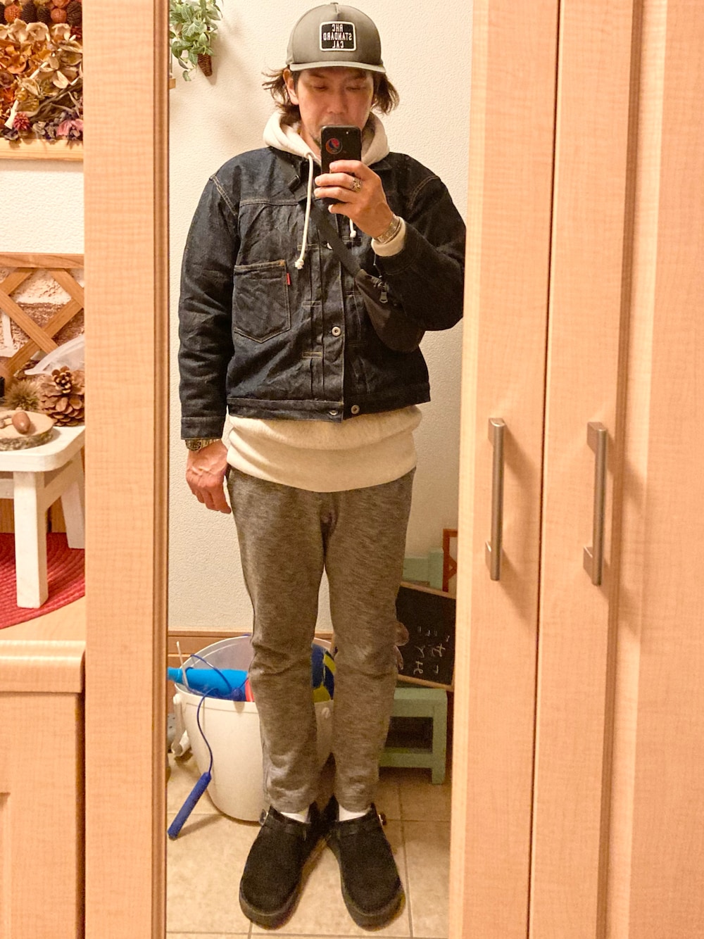 「ラフ、休日スタイル、アメカジ、古着、vintage、キャップ、デニムジャケット、パーカー、グラミチ、レザーシューズ、スタカリ、ロンハーマン、LEVI'S VINTAGE CLOTHING、クビキレザー、リラックススタイル」｜「STANDARD CALIFORNIAのアイテム（キャップ、グリーン系）」を使った、tomolexさん（メンズ・172cm）の冬コーディネートの1枚目の写真