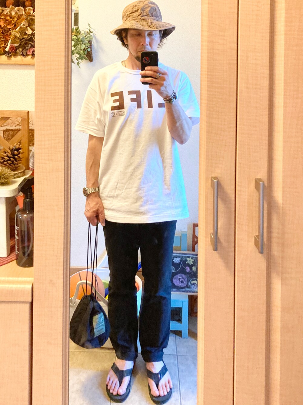 「休日スタイル、オトナカジュアル、Tシャツ、ハット、チノパン、サンダル、キンチャクバッグ、グレゴリー、コムデギャルソン、STANDARD CALIFORNIA、ナイジェルケーボン、アメカジ、vintage、古着、LIFE」｜「Nigel Cabournのアイテム（ハット、ブラウン系）」を使った、tomolexさん（メンズ・172cm）の春コーディネートの1枚目の写真